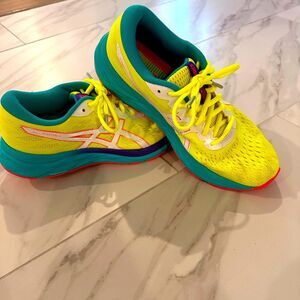Women’s ASICS tennis shoes